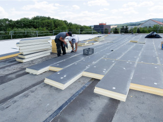 Um das Mensagebäude der Uni in Ilmenau den aktuellen energetischen Anforderungen anzupassen, wurde das 2.400 Quadratmeter große Dach mit PU-Dämmplatten energetisch ertüchtigt. 