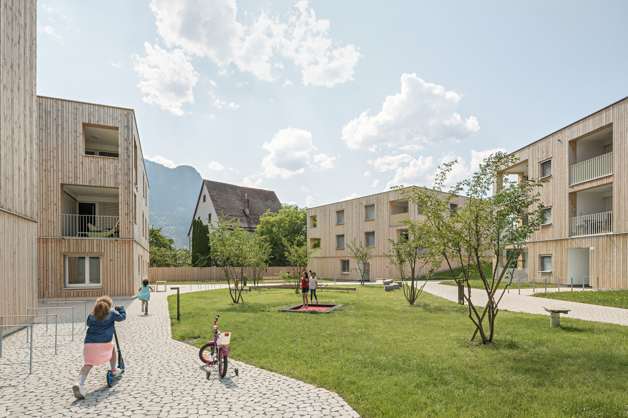 Durchlässigkeit, öffentliche Wege sowie gemeinschaftlich genutzte Freiräume waren die erarbeiteten Anforderungen an das Ensemble, die in Zusammenarbeit mit der Stadt Bludenz und im Austausch mit den Bewohner definiert wurden.
