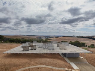 An den Hang geschmiegt präsentiert sich das House in the Hills von Sean Godsell Architects im australischen Bundesstaat Victoria.
