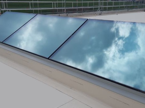 Die Schweizer Firma ISBA bietet das Glasoberlicht mit Isolierverglasung an, welche neben einer hohen Lichtdurchlässigkeit auch gute Sonnen-, Schall- und Wärmeschutzeigenschaften aufweist.