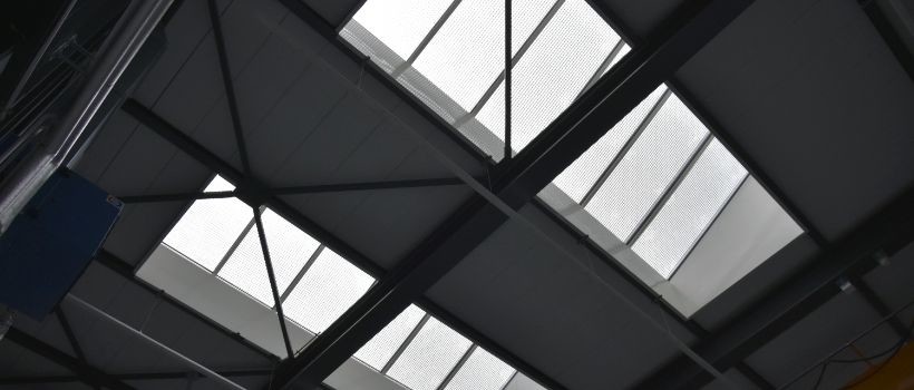 Innenansicht des Glasoberlichtes mit Stahlrost als Sonnenschutz