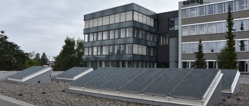 Oberlichter mit aufmontiertem Stahlrost als Sonnenschutz