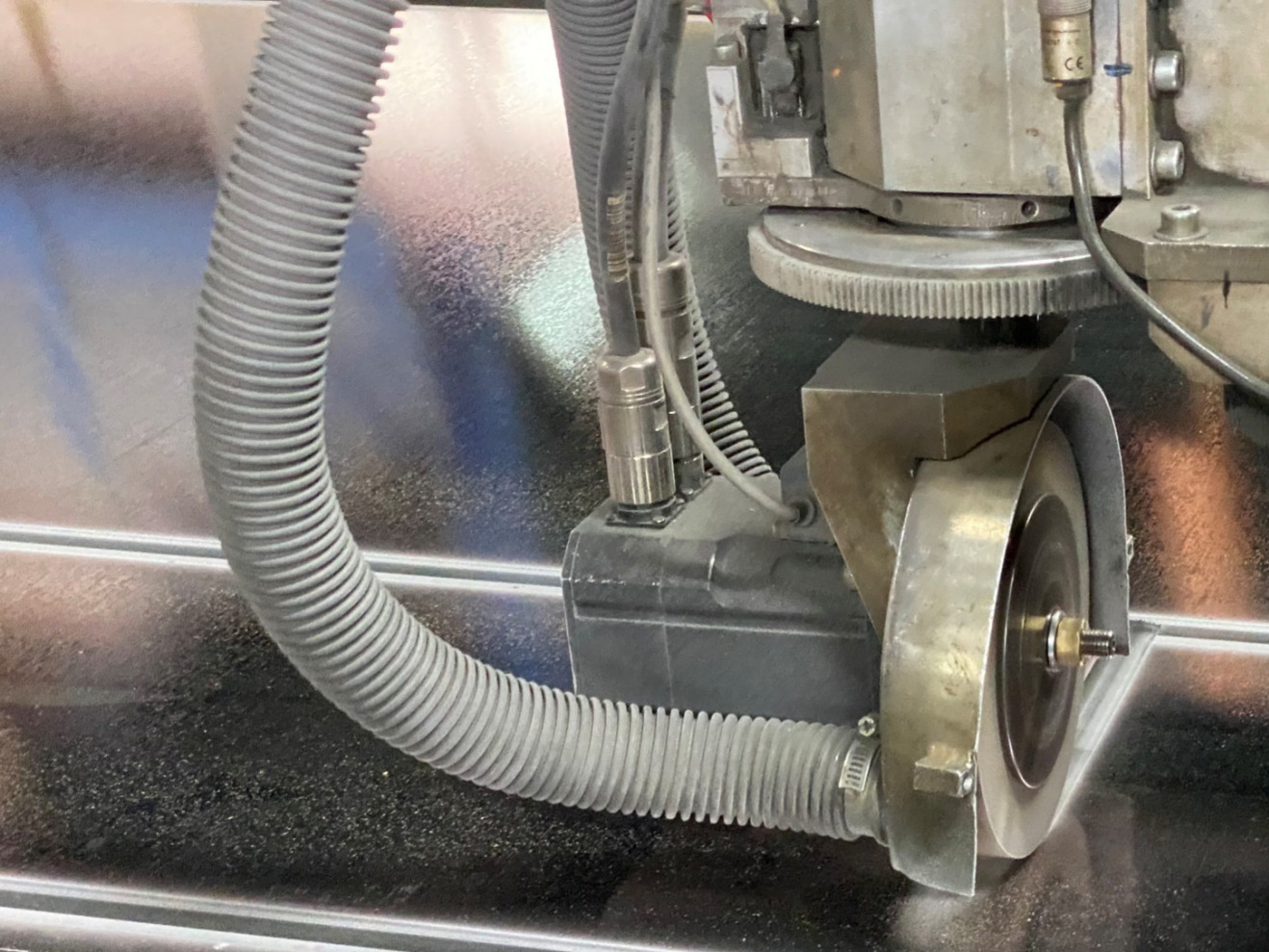 Übergang der Randentschichtung im Bereich des Butyls - mit dem Butyl in Kontakt stehende Beschichtung erscheint hierdurch rötlich (sogenannte Redline)
