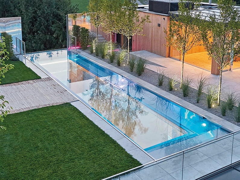 Eine 13 x 2,5 Meter große Isolierverglasung bildet den Boden des Pools.