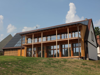 Die historische Scheune wurde denkmalgerecht saniert und ist dank Solarthermie und Photovoltaik größtenteils ernergieautark.