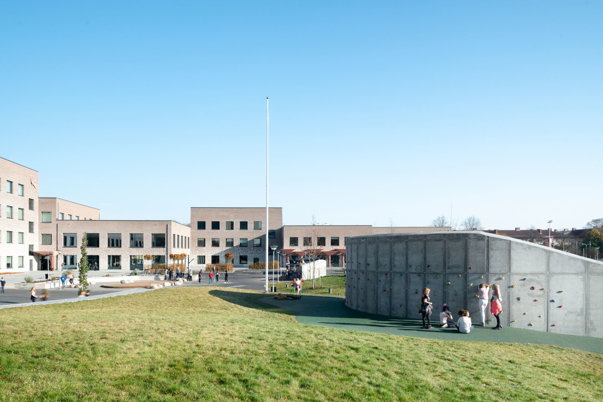 Das Schulgebäude nach Plänen von C.F. Møller Architects schirmt den Schulhof gegen die umgebenden Straßen ab.