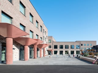 Der Neubau der Tiunda-Schule ist ein Ensemble unterschiedlich dimensionierter, quaderförmiger Volumina, welche die beiden vorherigen Riegelbauten ersetzen.