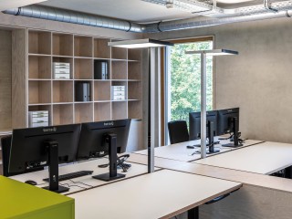 Luctra hat mit Vitawork eine Stehleuchte entwickelt, die mit direktem und indirektem Licht ganze Büroräume ausleuchten kann.