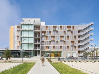 Auf dem Campus der University of California, Santa Barbara (UCSB) in Goleta haben SOM zwei Wohnheimgebäude für insgesamt etwa 350 Studierende errichtet.