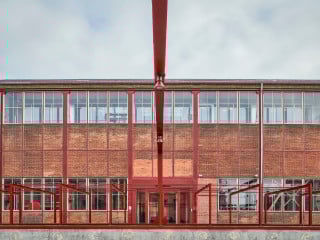 Kernelement des über 160.000 Quadratmeter großen Geländes der Valby Maskinfabrik ist die Montagehalle, mit deren Umwandlung C.F. Møller Architects beauftragt wurden (im Bild: südliche Giebelseite)