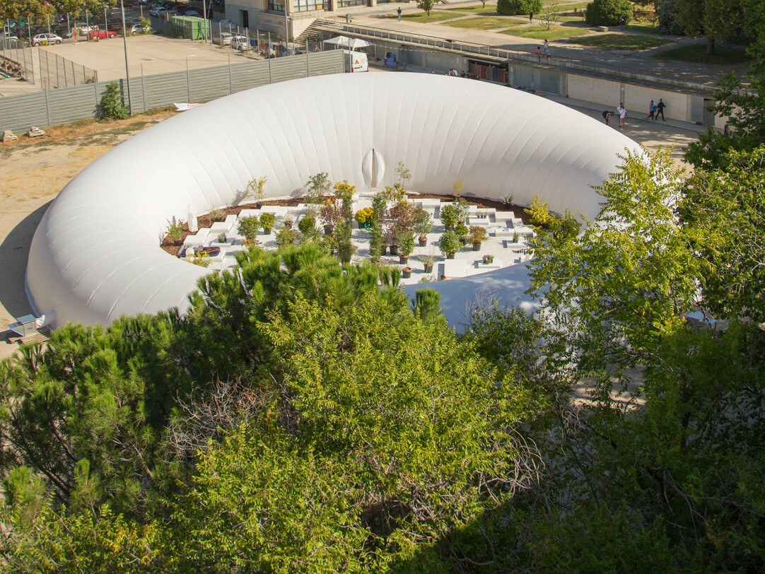 Für eine Architekturkonferenz in Madrid hat ein Team der Architekturschule ETSAM einen temporären, pneumatisch gestützten Pavillon entwickelt.