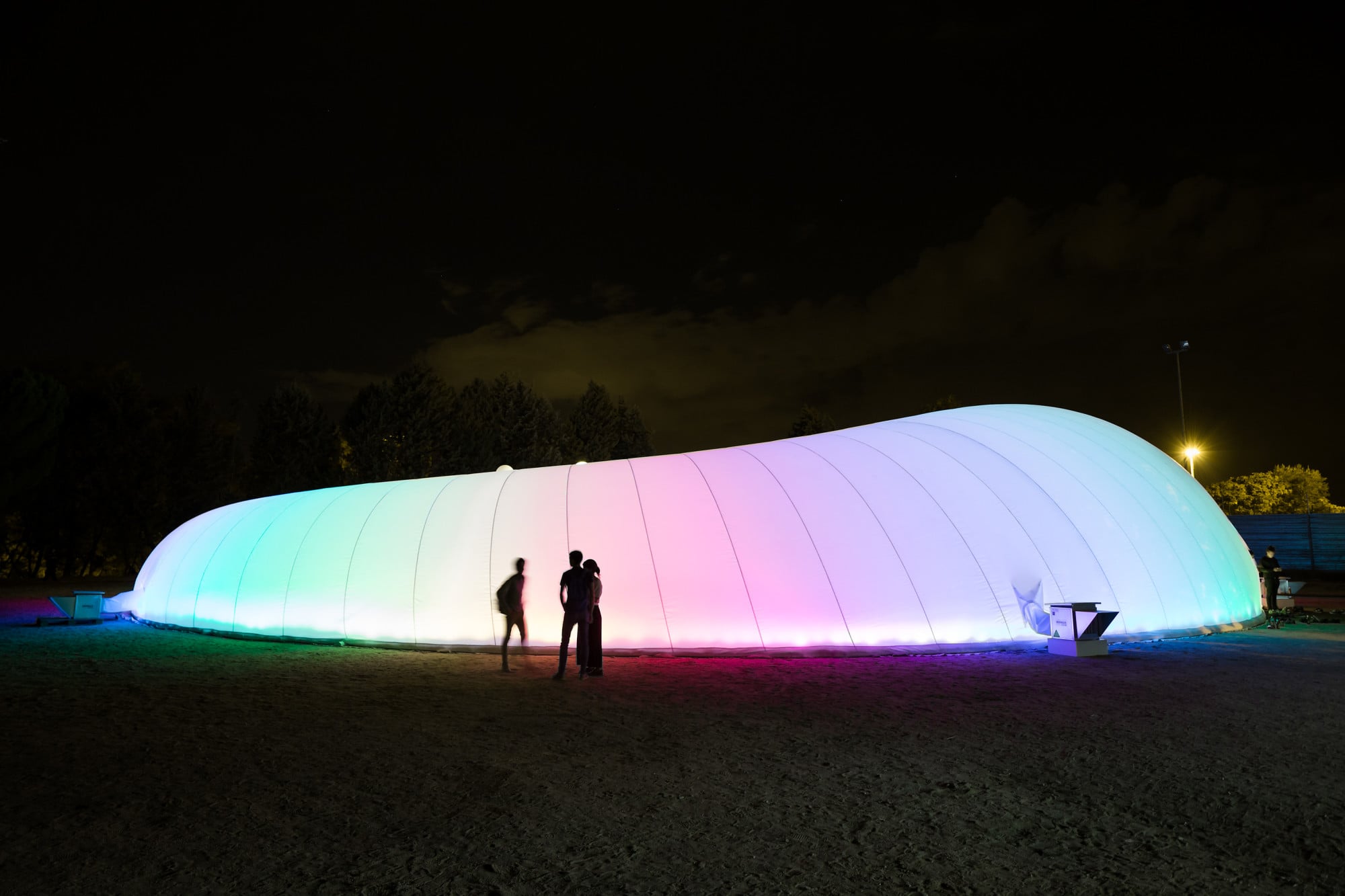 Ein integriertes LED-System erlaubt vielfältige Lichtinszenierungen.