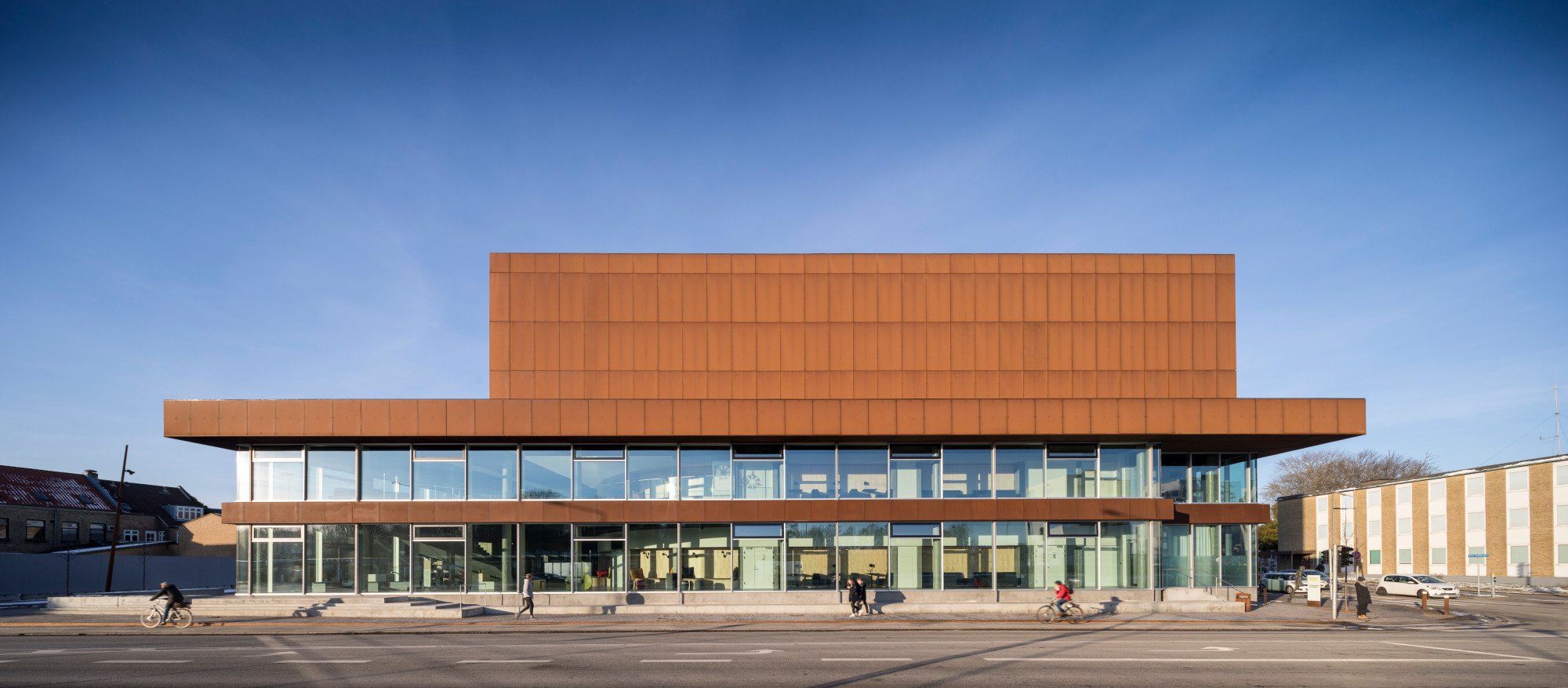 Westliche Eingangsseite: Glas und Stahl in unterschiedlicher Ausprägung charakterisieren den Theaterbau.