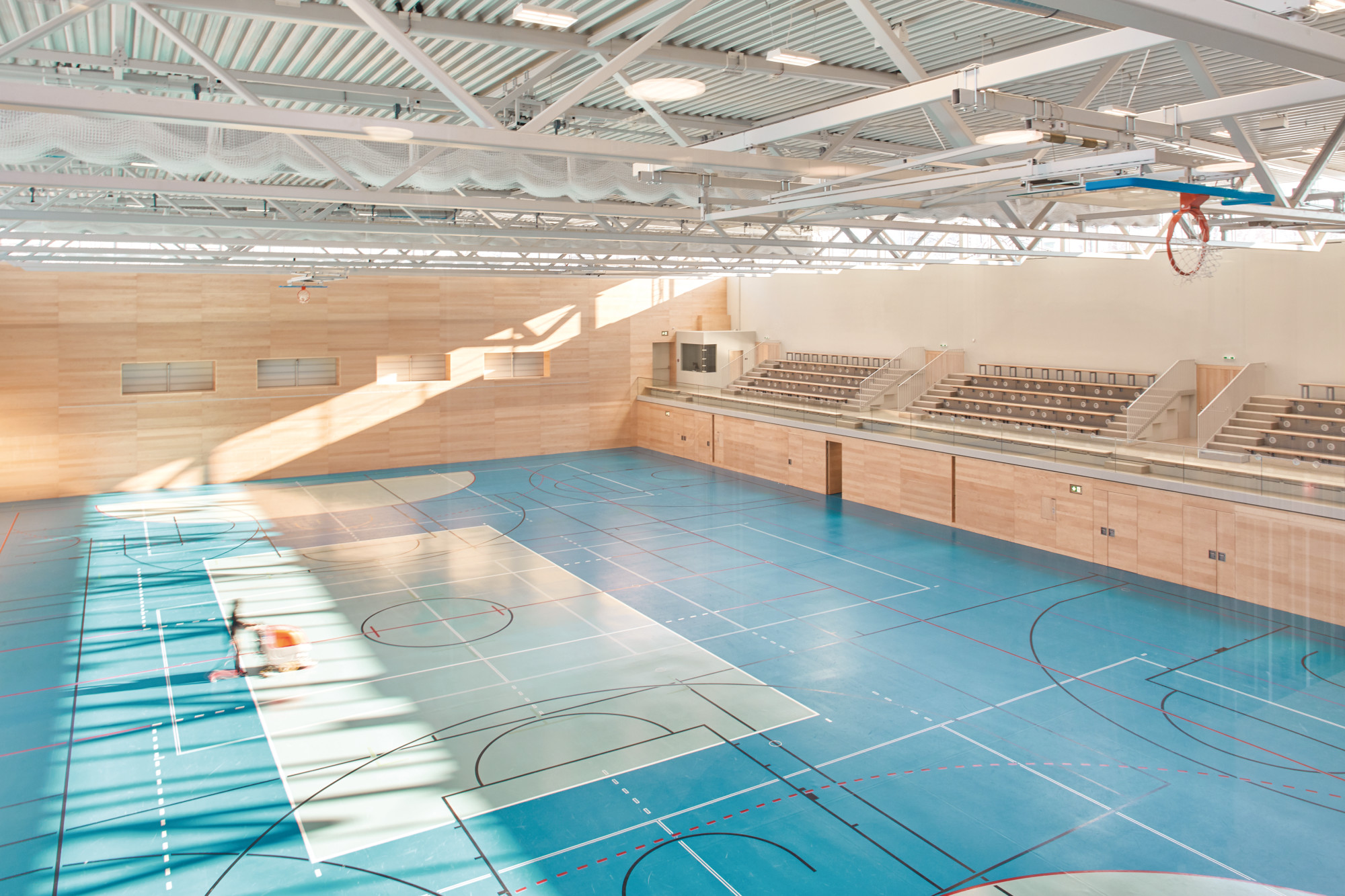 Die Energieversorgung des Sportkomplexes mit der großen, mulitfunktionalen Halle (im Bild) erfolgt ausschließlich durch regenerative Energie.