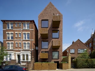 Mit dem schmalen Neubau im Londoner Stadtviertel Stoke Newington ist es Amin Taha Architekten gelungen, das Mehrfamilienhaus in die Umgebungsbebauung einzuordnen, es aber gleichzeitig mit einfachen Mitteln abzuheben.