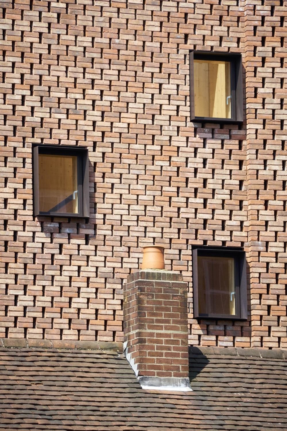 Untergebracht sind in dem Gebäude zwei Maisonettewohnungen mit fünf Zimmern, drei Vierzimmerwohnungen sowie ein Apartment.