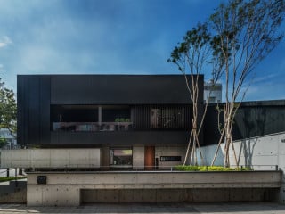 Repräsentativ und deutlich zurückversetzt von der stark befahrenen Straße plante Keng-Fu Lo von Chain10 Architecture die Zentrale der KCI Group. 