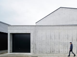 Sichtbeton mit einem markanten, von Ankerlöchern geprägten Schalungsbild prägt die Erweiterung einer Sakebrauerei in Itoshima.