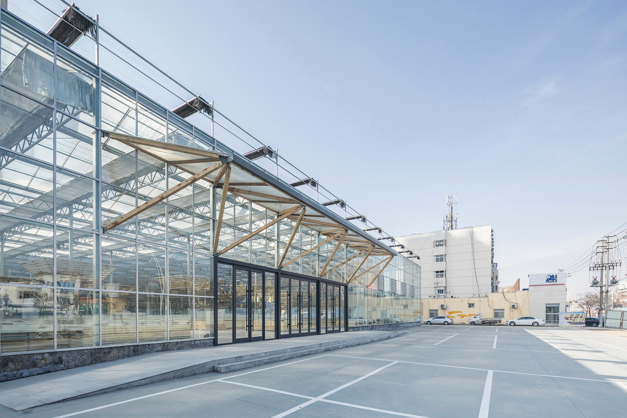 Damit sich das Raumklima durch den Glaushauseffekt nicht aufheizt, verschatten innen und außen liegende Sonnensegel am Dach die Markthalle.