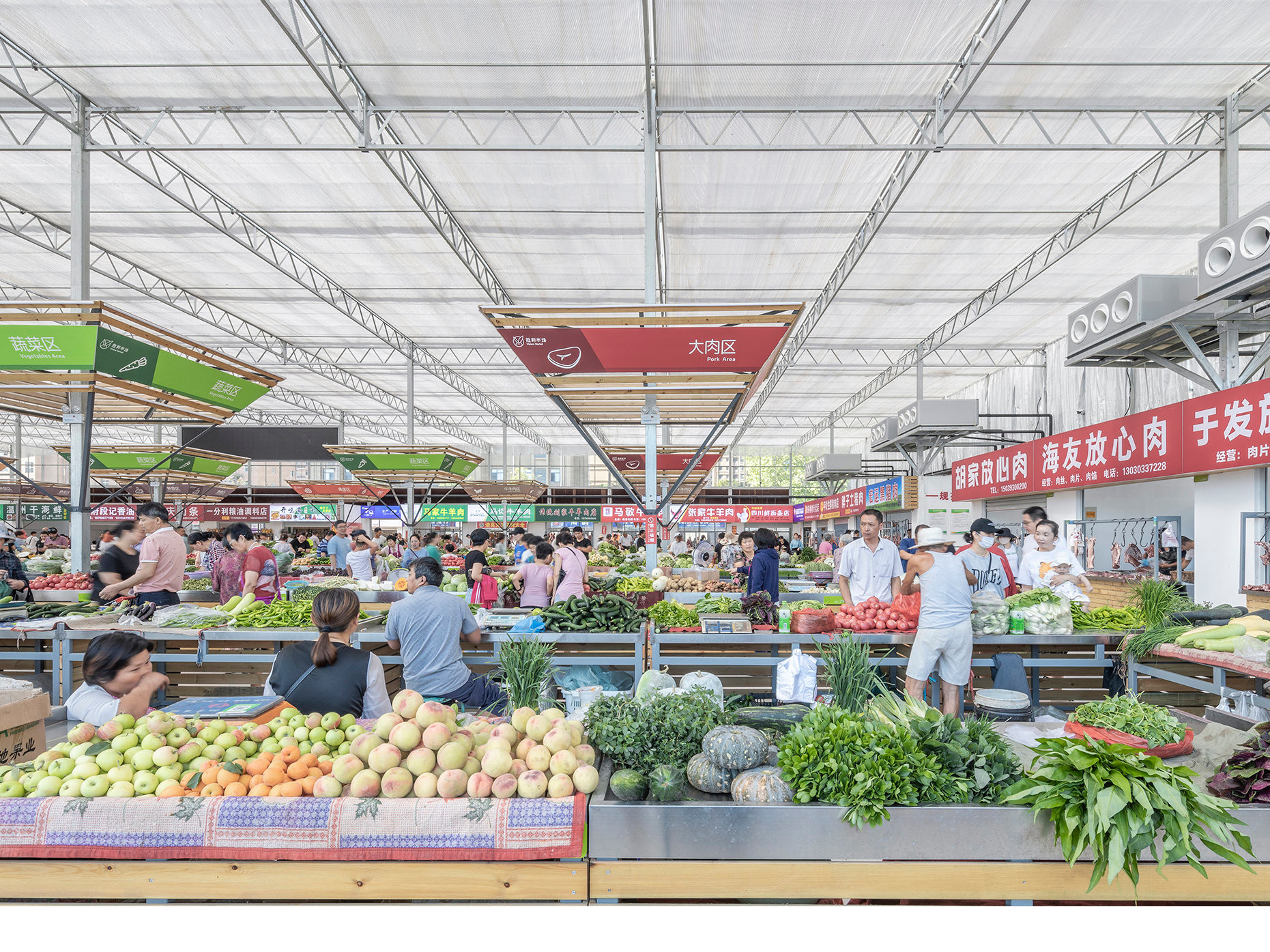 Urbanes Gewächshaus ohne Pflanzen: Für die temporäre Behausung des Shengli Market in Puyang bedienten sich die Architekten von LOU Studio aus dem Sortiment eines Gewächshausherstellers.