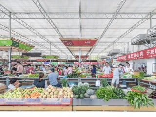Urbanes Gewächshaus ohne Pflanzen: Für die temporäre Behausung des Shengli Market in Puyang bedienten sich die Architekten von LOU Studio aus dem Sortiment eines Gewächshausherstellers.