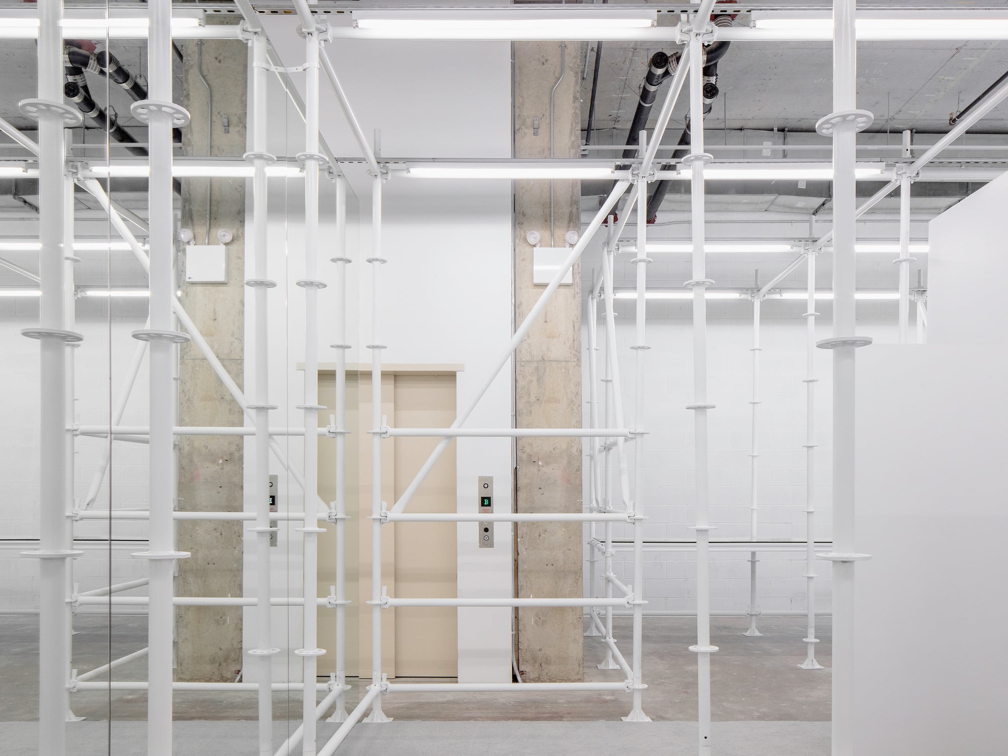 Durch die Glasfront wirkt die ungewöhnliche Innenarchitektur des Concept Store von Wardrobe in New York nach außen.