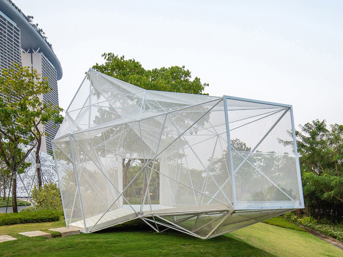 Der temporäre Airmesh Pavillon in Singapur ist das gebaute Beispiel für ein Raumtragwerkwerk mit den neu entwickelten, hoch belastbaren 3D-gedruckten Knotenpunkten aus Stahl.