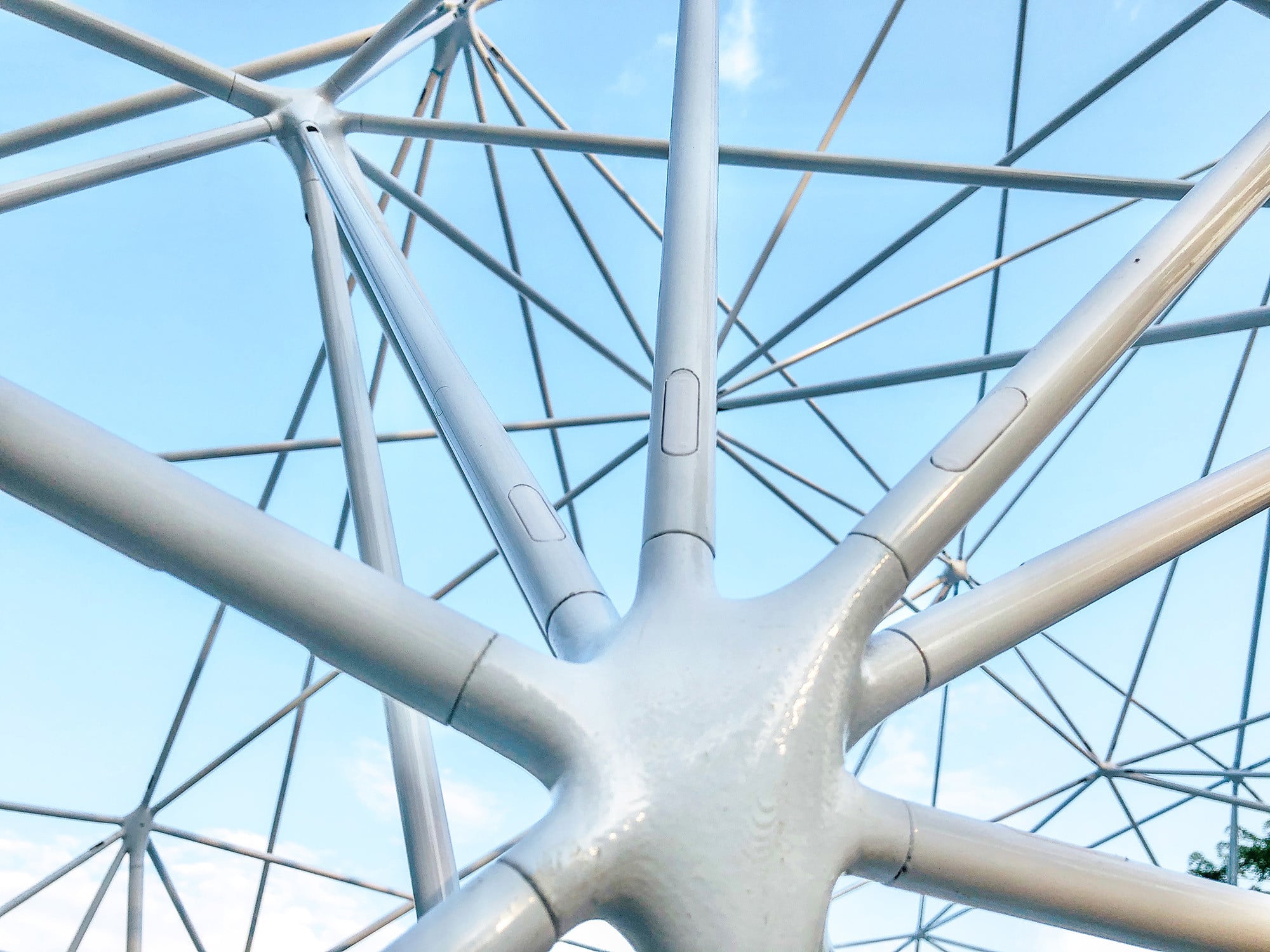 Die 3D-gedruckten Knoten aus Stahl beruhen je auf einem Tetraeder nehmen und extreme Lasten auf, um sie in besonders schlanke Trägerelemente abzuleiten.