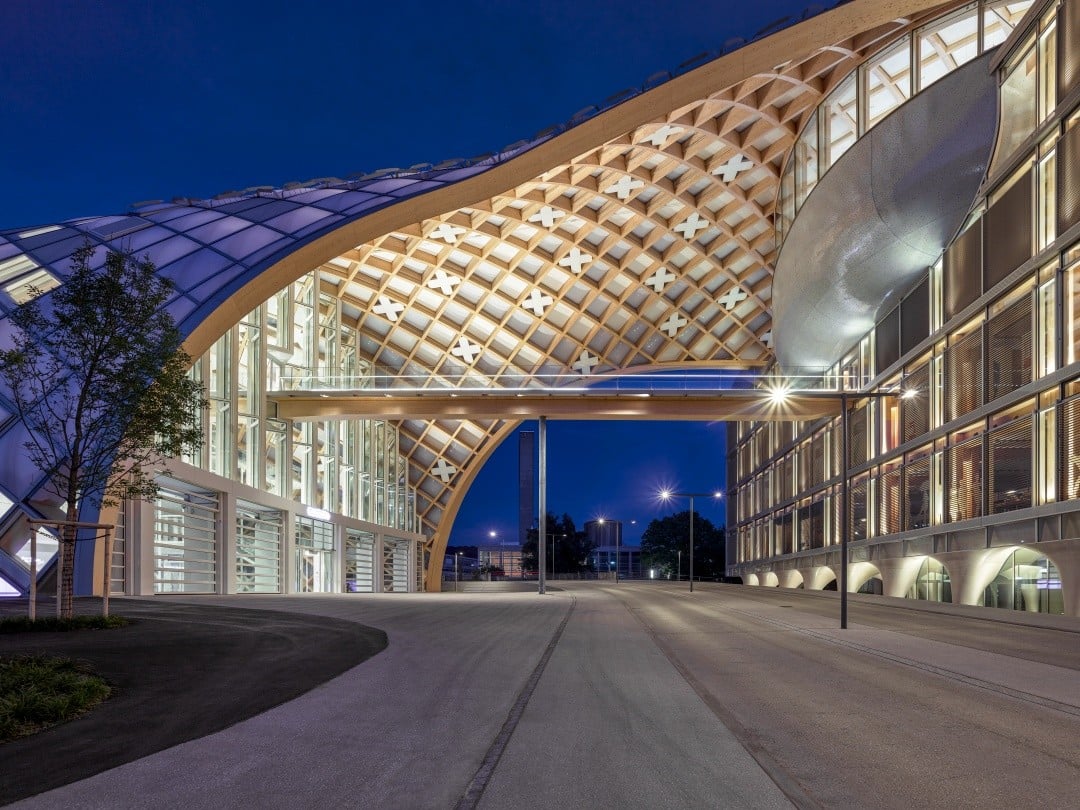 Unter der an ein ein Schuppenkleid erinnernden Fassade verbirgt sich eine komplexe tragenden Holzstruktur.