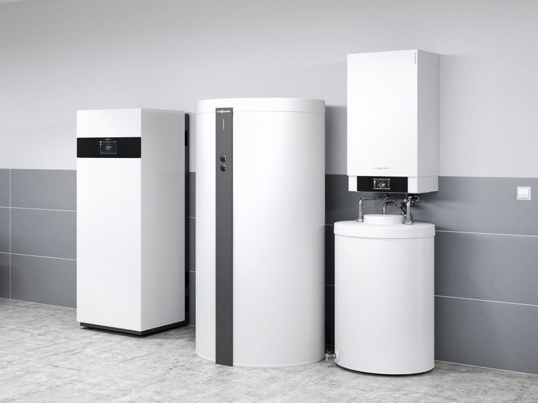 Das Brennstoffzellenmodul (links im Bild) in Kombination mit einem Pufferspeicher, einem Gas-Brennwert-Spitzenlastkessel und Warmwasserspeicher