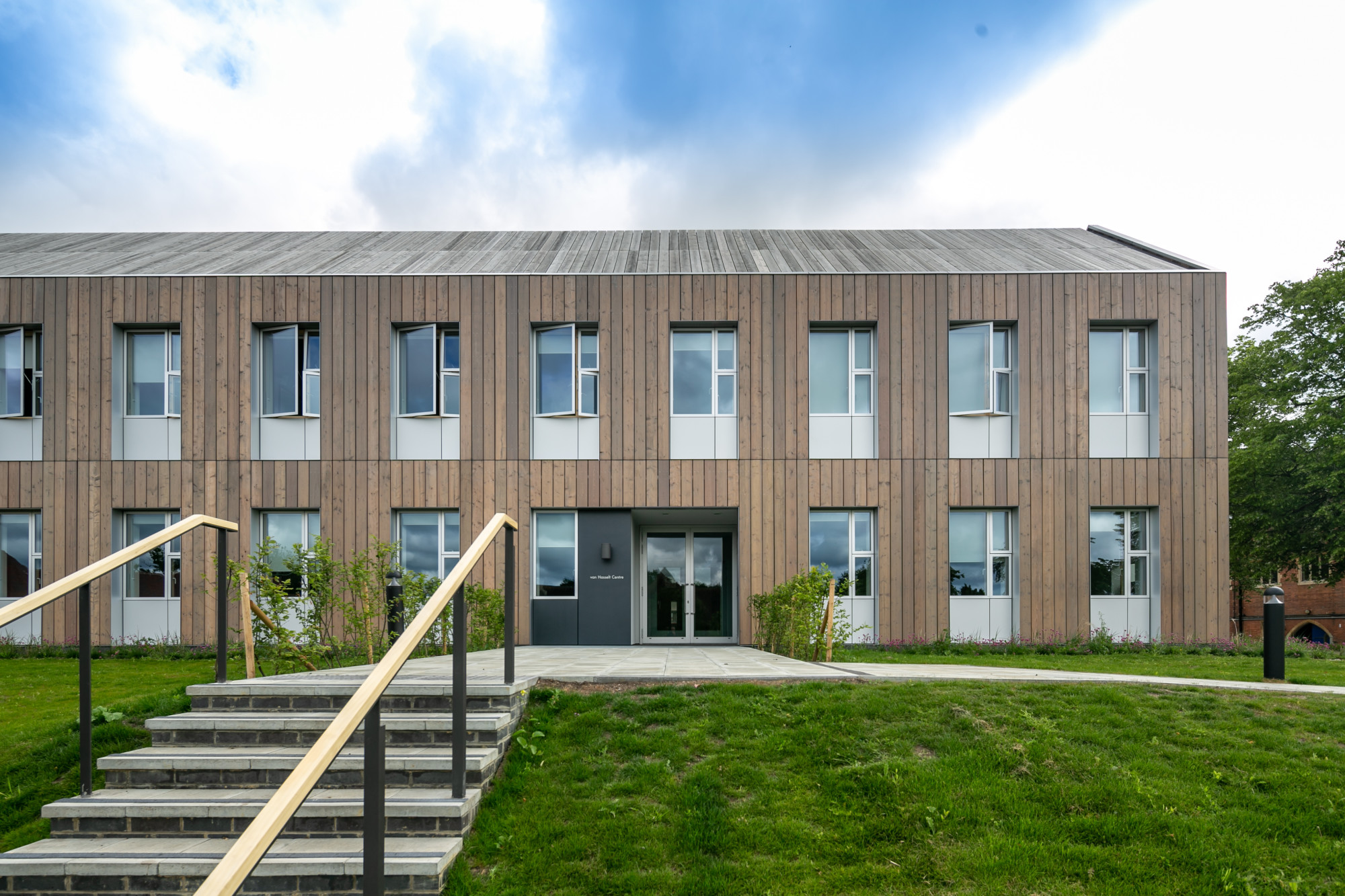 Die Fenster der Klassenräume rhythmisieren die Fassade in regelmäßigem Abstand.