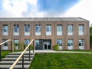 Für die Cranleigh School in Surrey hat das Architekturbüro Allies and Morrison eine ungenutzte Squash-Halle in ein Lehrgebäude, das van Hasselt Centre, umgewandelt und erweitert.