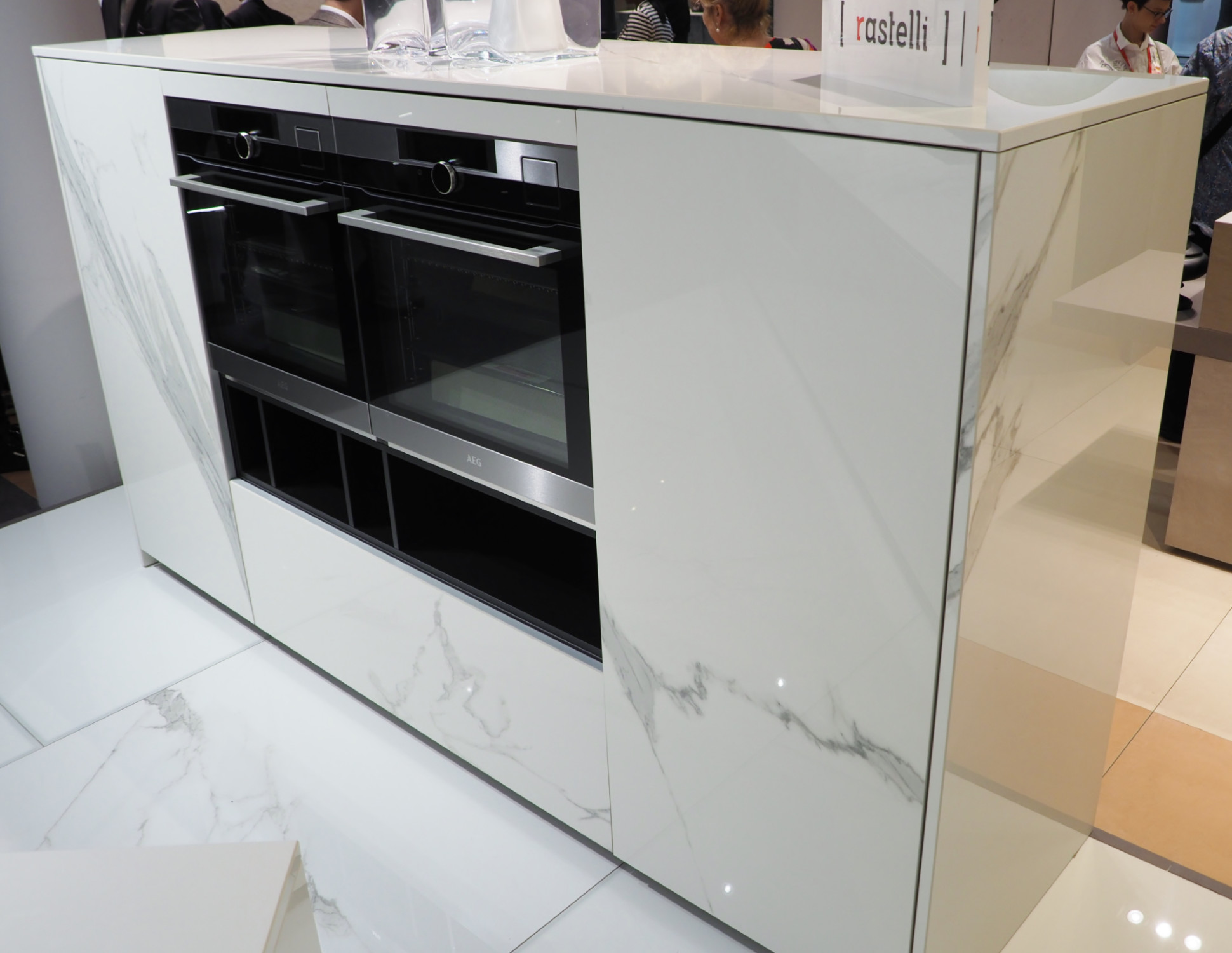 Kooperation Küchenhersteller und Fliesenanbieter: Der italienische Küchenbauer Rastelli trat am Messestand von Ceramiche Refin auf, natürlich mit dessen keramischen Platten als Möbelverkleidungen.