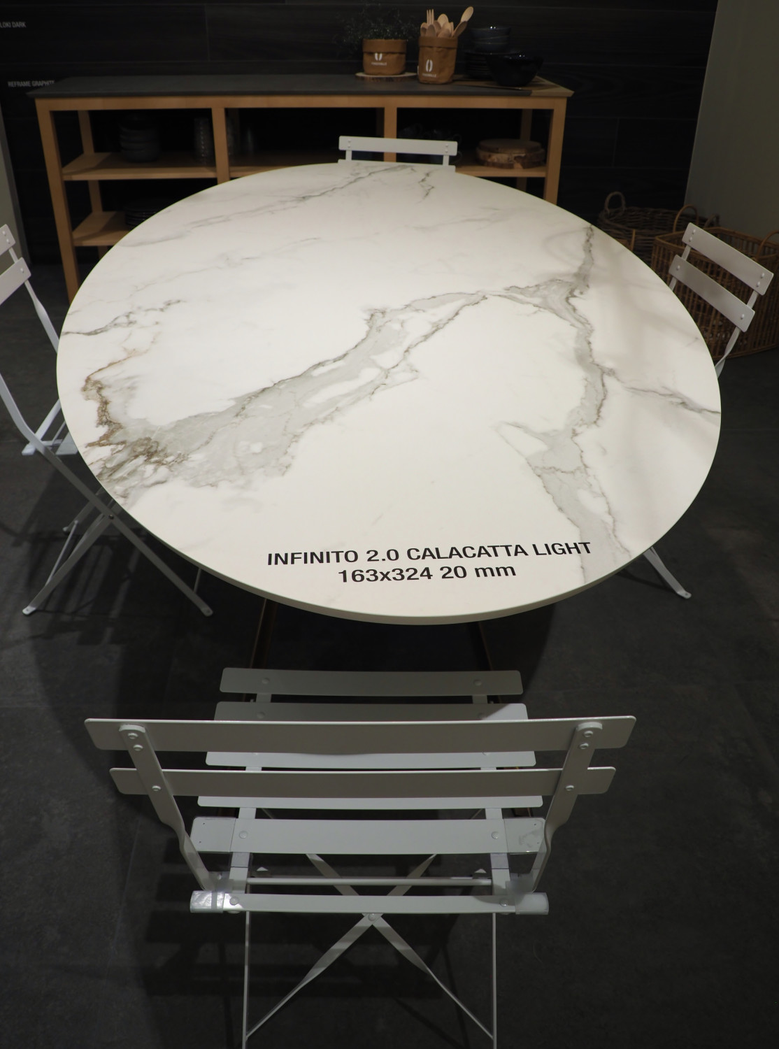 Zielgruppe Natursteinverarbeiter und Möbelindustrie: Fondovalle stellt in der Infinito 2.0-Kollektion 20 Millimeter starke Platten im Format 163 x 324 cm her.