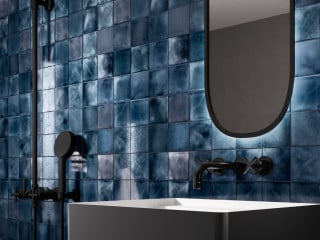 Optisch ohne Unterschied, aber an der Wand aus Steingut bestehend und am Boden aus Feinsteinzeug: Materialinnovation von Living Ceramics, gezeigt als Duschanwendung.