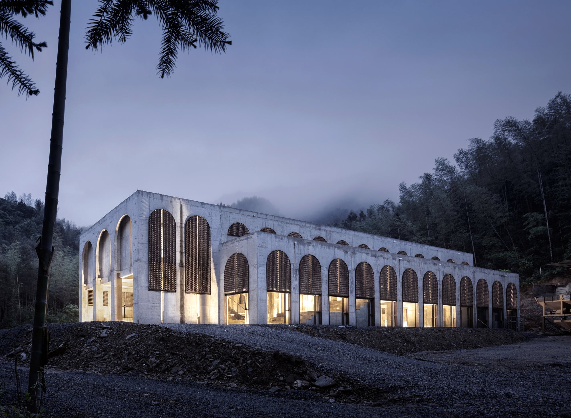 Der von AZL Architects entworfene Bau mutet in mehrfacher Hinsicht sakral an.