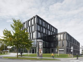 Das Zentrum für Sonnenenergie- und Wasserstoff-Forschung Baden-Württemberg (ZSW) in Stuttgart-Vaihingen ist fast vollständig mit schwarzen, vertikal angeordneten Solarmodulen bekleidet.