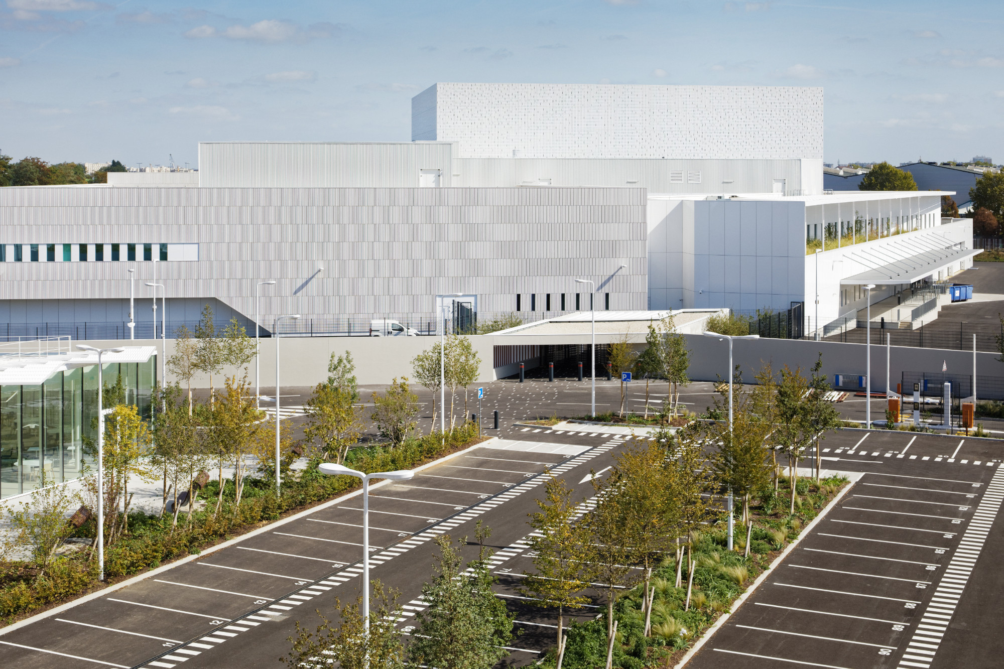 Jean-Paul Viguier et Associés legten trotz höchster Sicherheitsanforderungen Wert auf natürlich belichtete Arbeitsplätze, eine einheitliche Wirkung des Ensembles sowie eine sinnhafte Verknüpfung von Architektur und den weitgehend automatisierten Prozessen im Inneren.