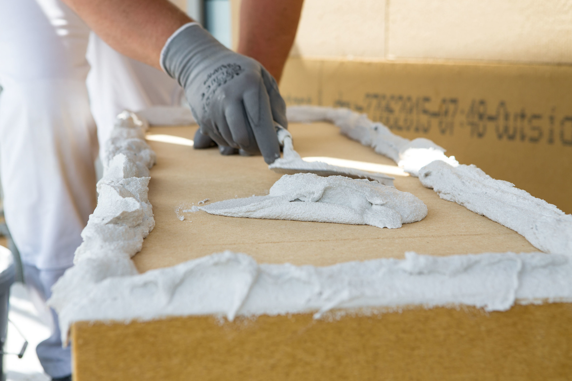 Der Kalkspachtel eignet sich für Putzträger- und Innendämmplatten aus Holzfasern sowie zum Kleben von Holzfaserinnendämmung