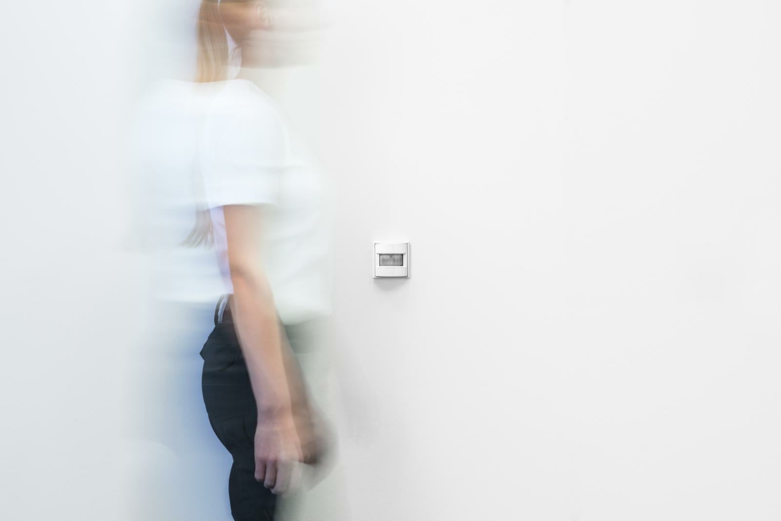 Licht nach Bedarf: Mithilfe von Bewegungs- und Präsenzmeldern in Smart-Home-Systemen kann für mehr Energieeffizienz gesorgt werden. 