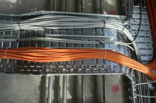 Die wichtigste und auch die technisch sicherste Art der Vernetzung ist die Verbindung aller Komponenten über Kabel.