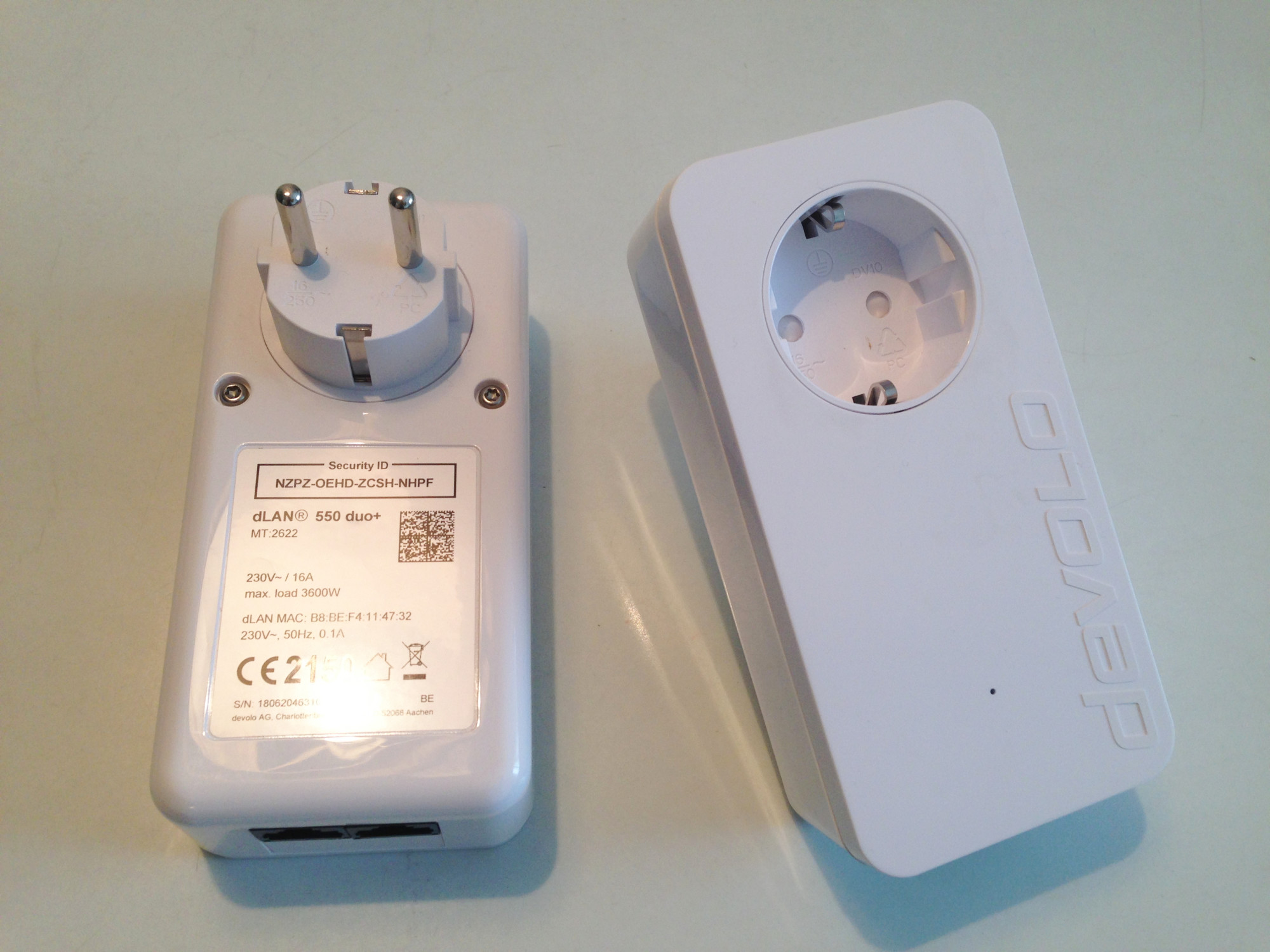 Mit Powerline Communication (PLC) können die hochfrequenten Daten im sogenannten Huckepackverfahren über vorhandene Starkstromleitungen übertragen werden, indem diese der 50-Hz-Frequenz des Netzstroms aufmoduliert werden („Internet aus der Steckdose").