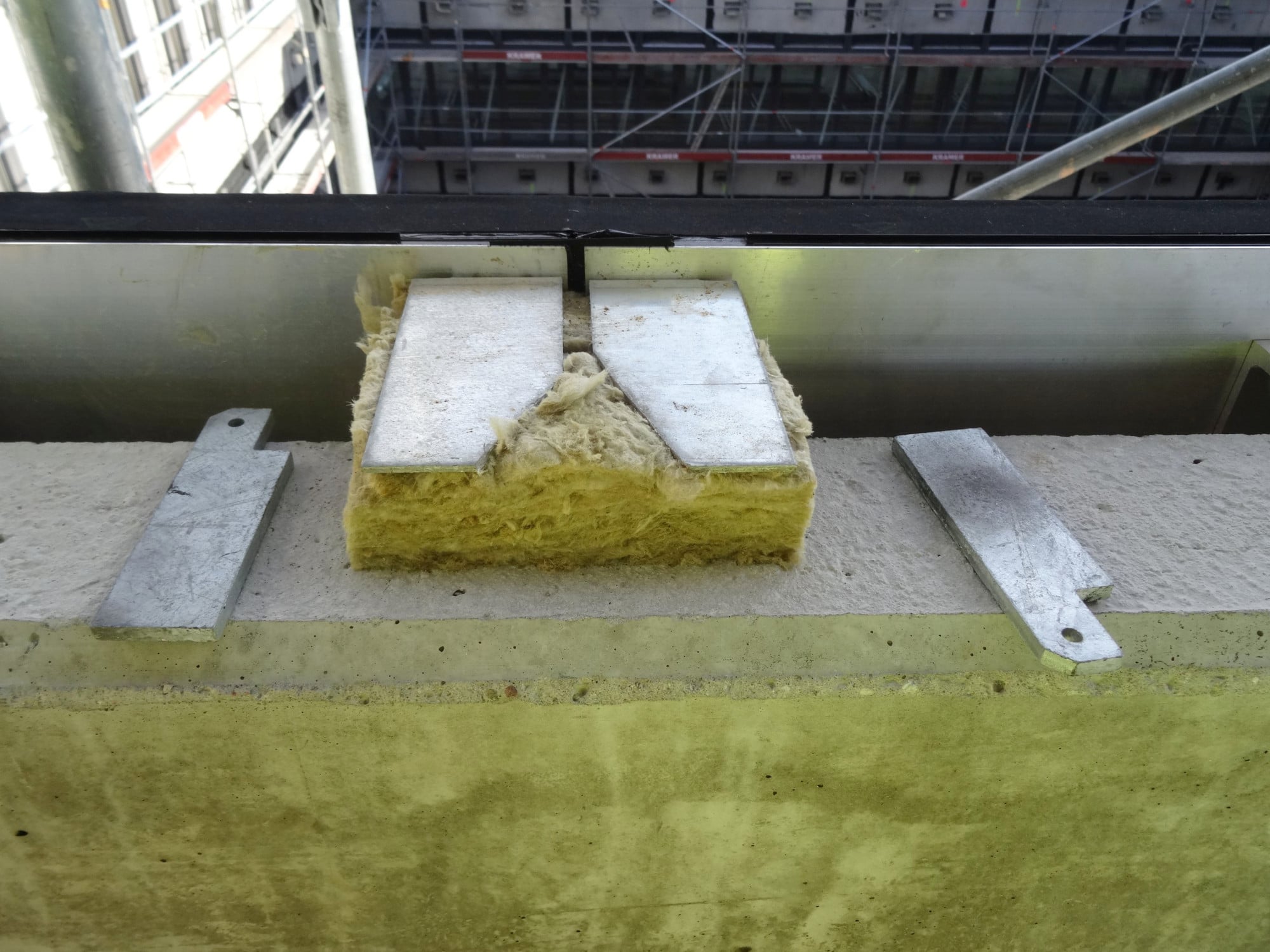 Die Befestigung einer vorgehängten Fassade stellt immer eine Wärmebrücke dar.