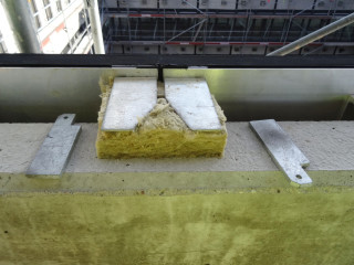 Die Befestigung einer vorgehängten Fassade stellt immer eine Wärmebrücke dar.