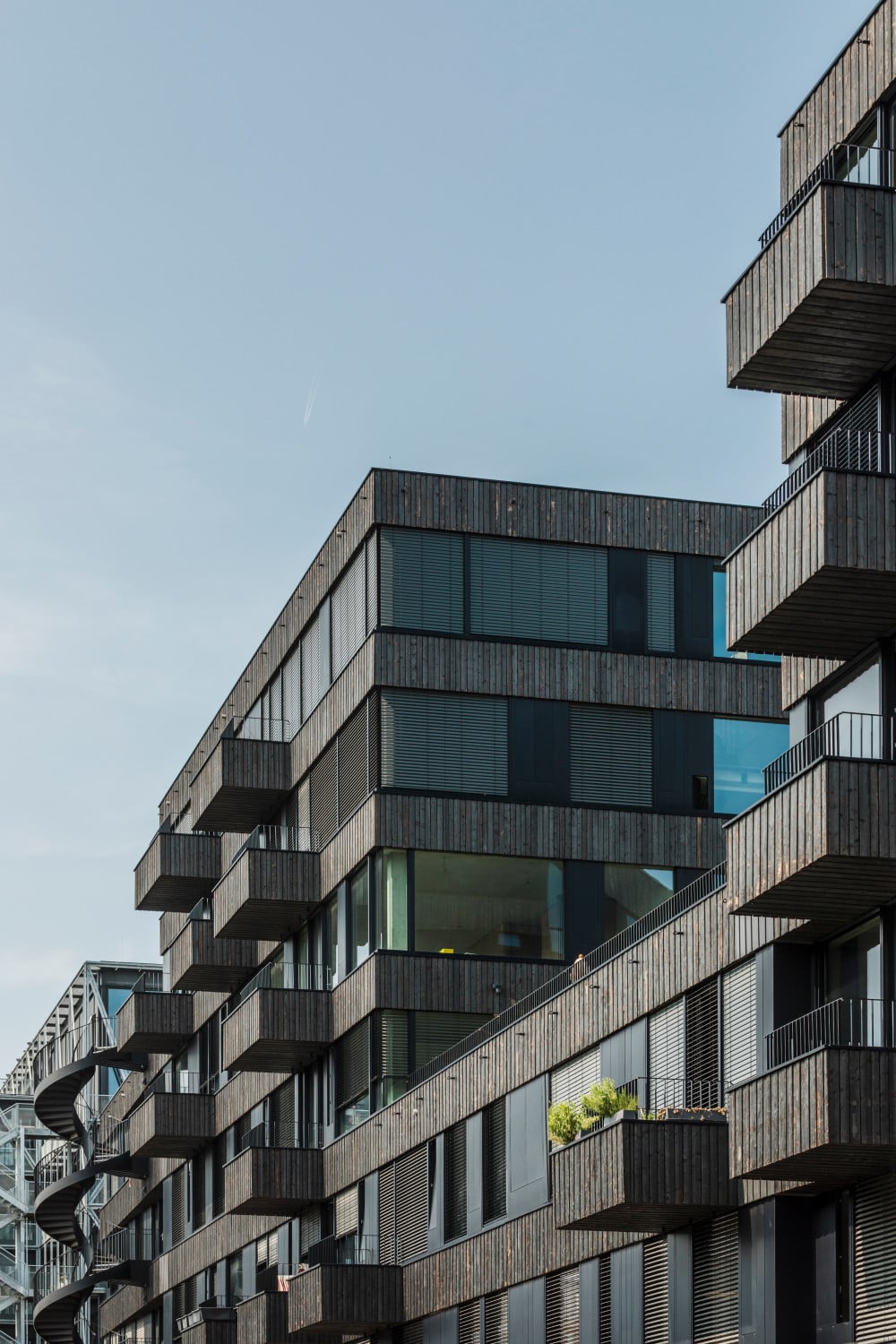  Auf annähernd rechteckigem Grundriss wurde er als Solitär mit einheitlicher Fassade entwickelt, wobei die Zahl der Geschosse zwischen drei und sieben variiert.