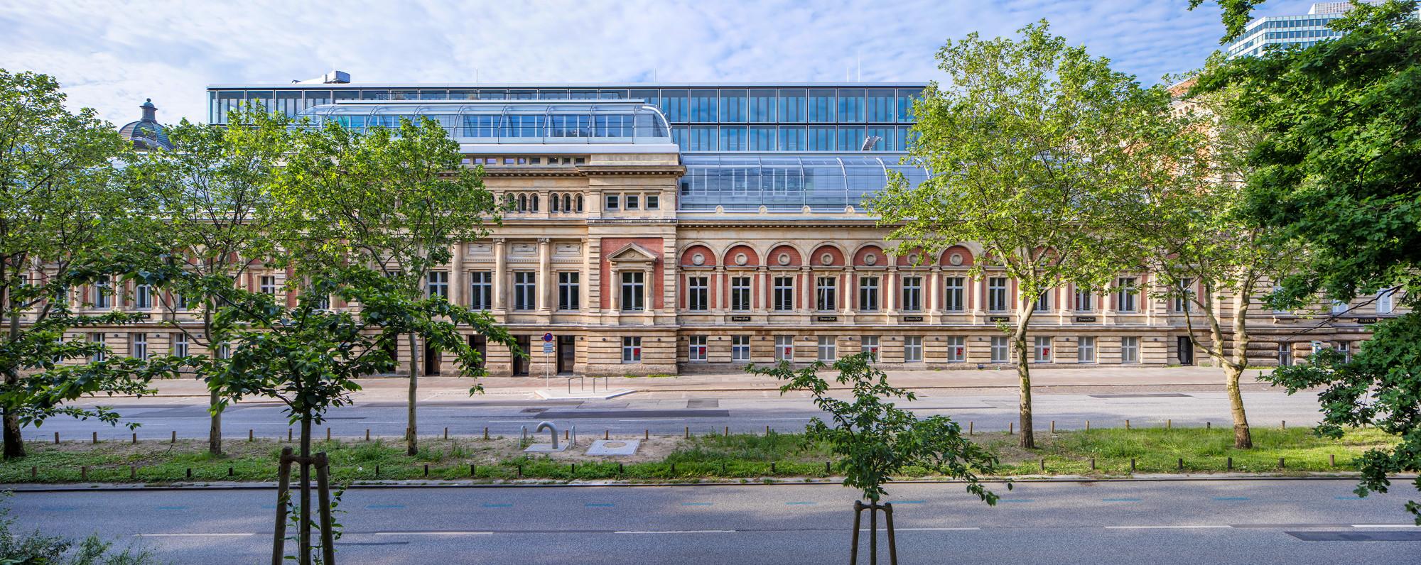 Der Planten un Blomen zugewandte Bauteil stammt aus dem Kaiserreich.