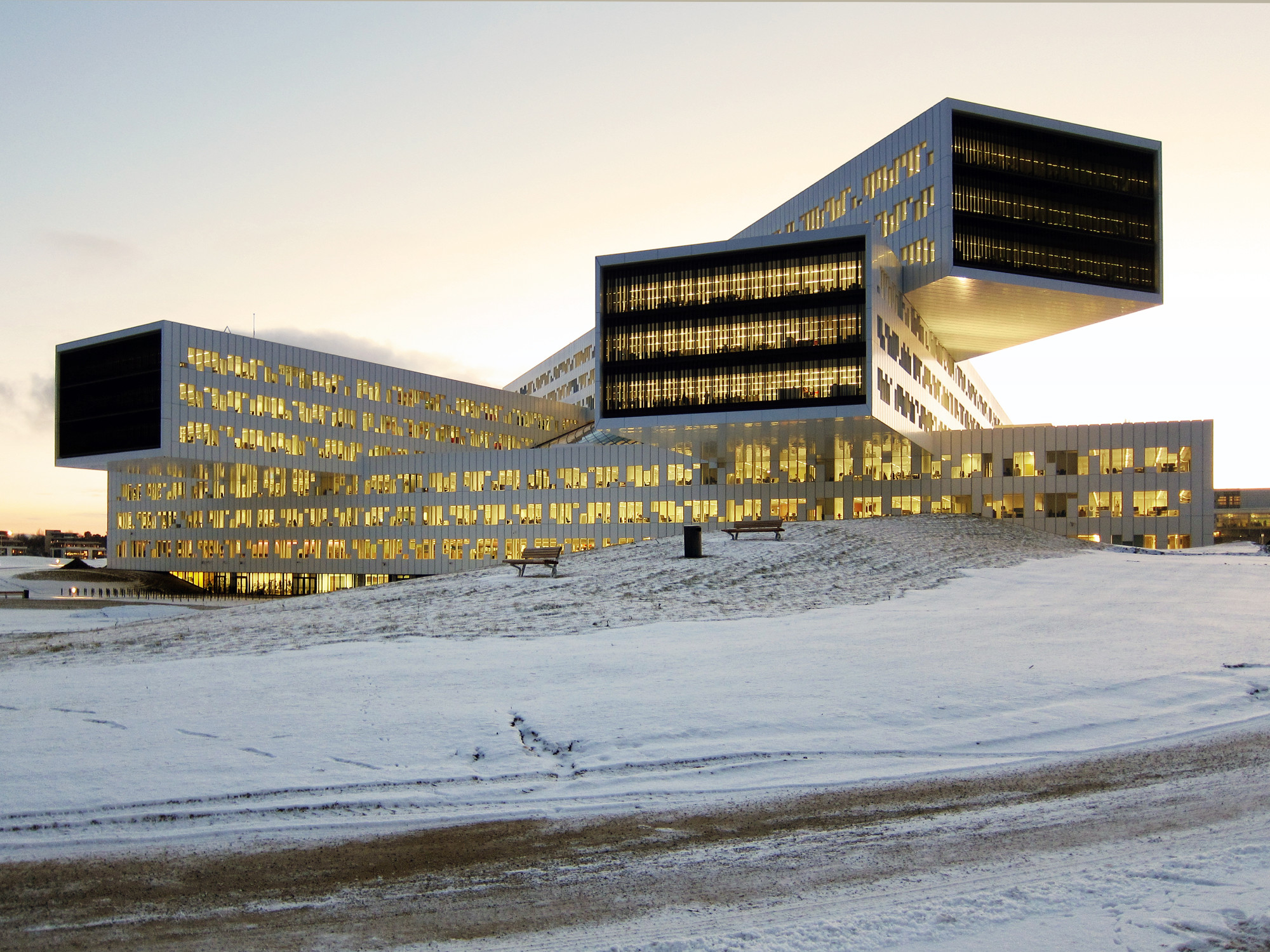 Das Architekturbüro A-lab gliederte den Bau deshalb in fünf dreigeschossige Riegel.