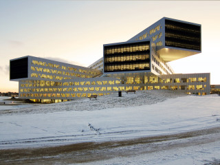 Das Bürogebäude am Lysakerfjord bei Oslo sollte 2.500 Angestellte beherbergen, ohne die Fjordlandschaft in Mitleidenschaft zu ziehen.
