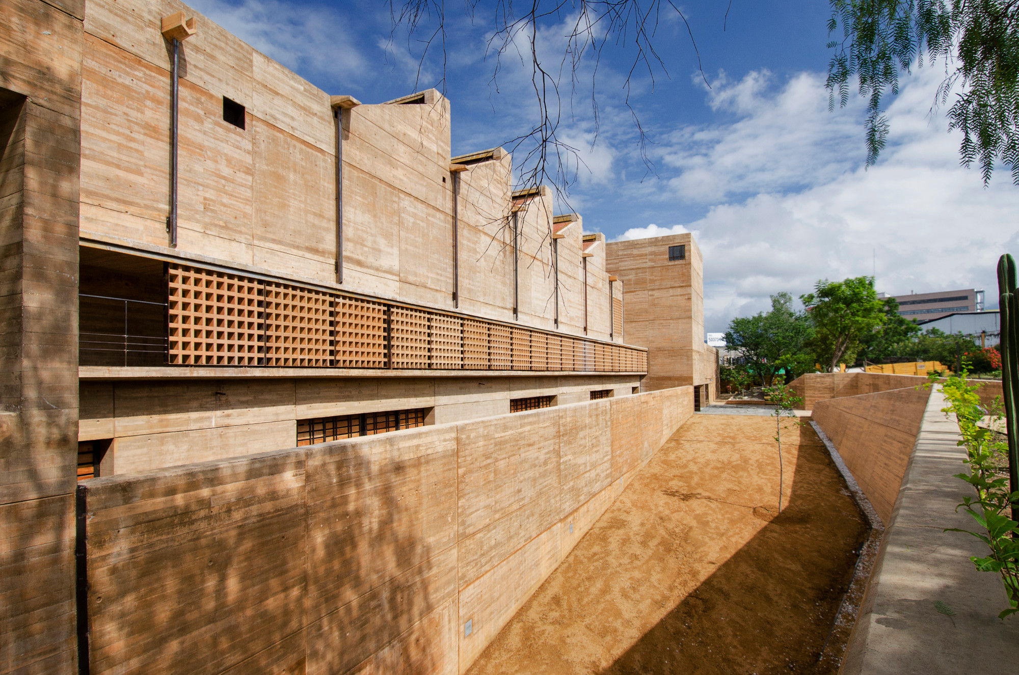 Das Ensemble, das vom Büro Mendaro Arquitectos aus Madrid entworfen wurde, orientiert sich mit den öffentlich zugänglichen Nutzungen nach Osten und Süden, wo es an einen Park anschließt.