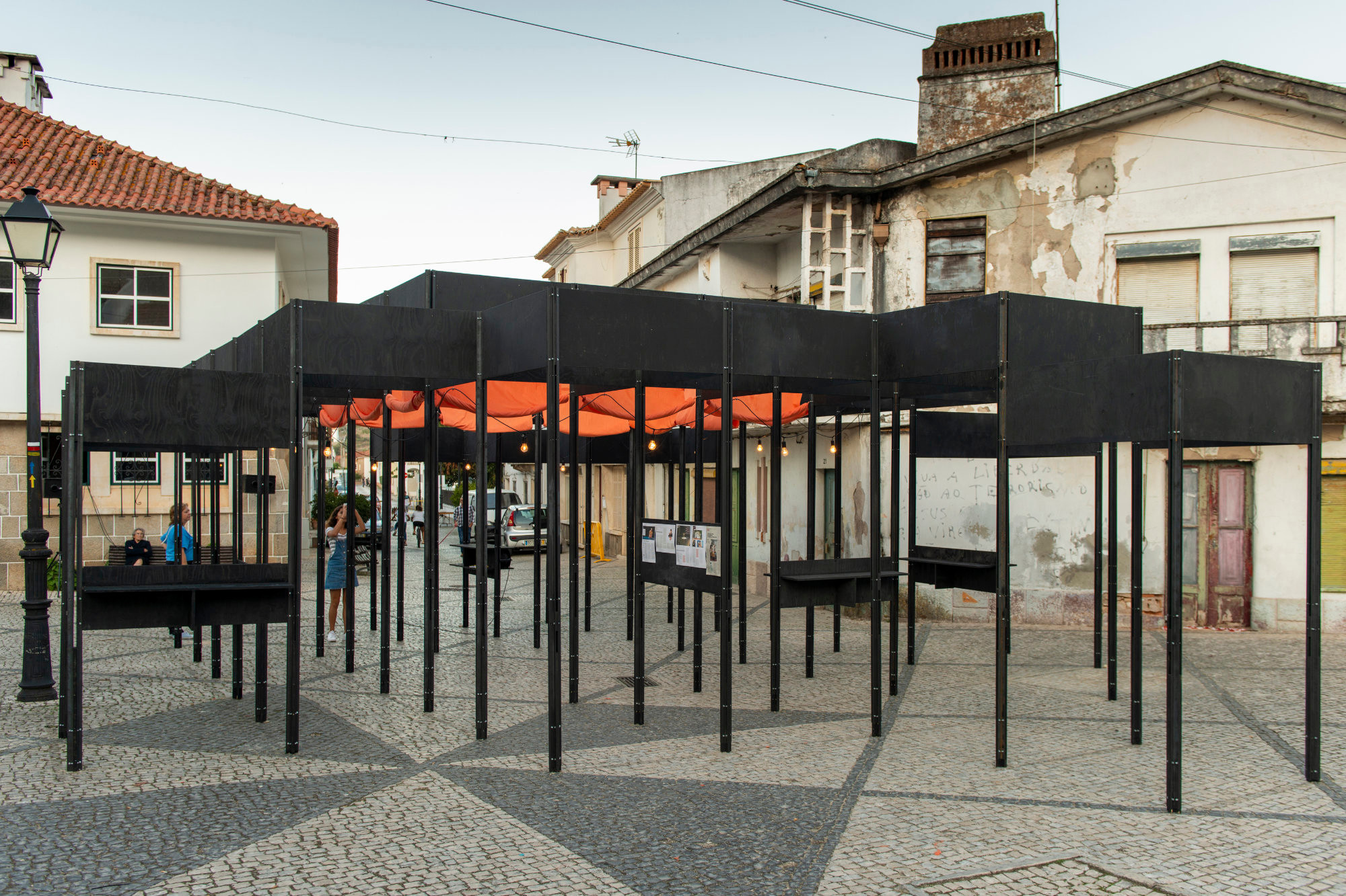 Unter der Leitung von Prof. Matthias Ballestrem und den Architekten des Atelier JQTS, entstand der Pavillon aus einer Kooperation zwischen der Universidade Autonoma de Lisboa und der HafenCity Universität Hamburg.